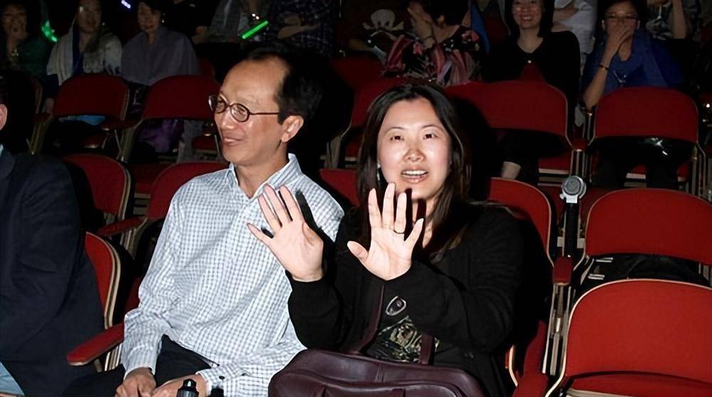 对于这个比伏明霞高出24岁的男人,她的父亲坚决不同意,无奈伏明霞只能