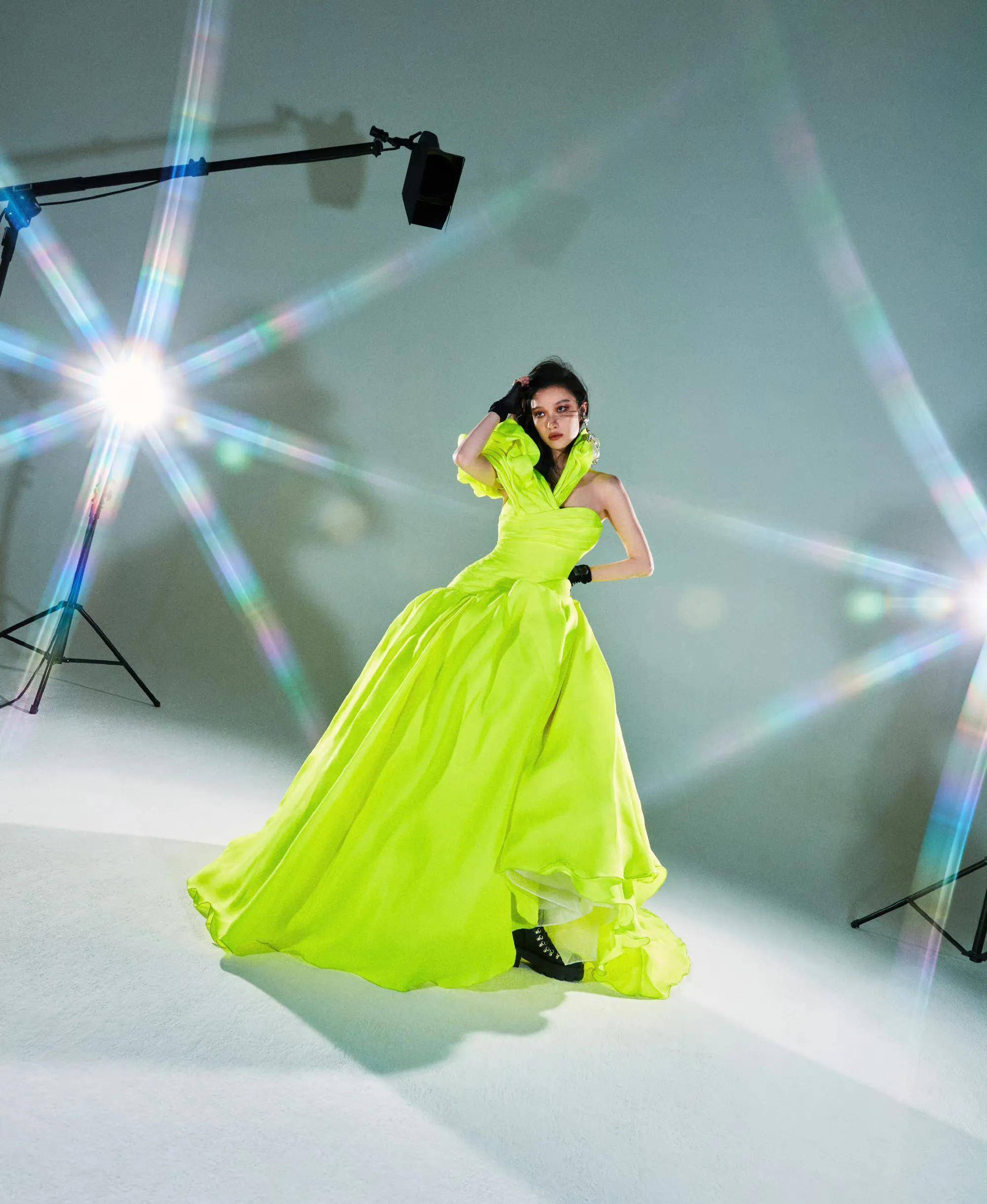 倪妮炫男大片费加罗身穿黑丝,性感撩人蚂蚁腰纤细迷人