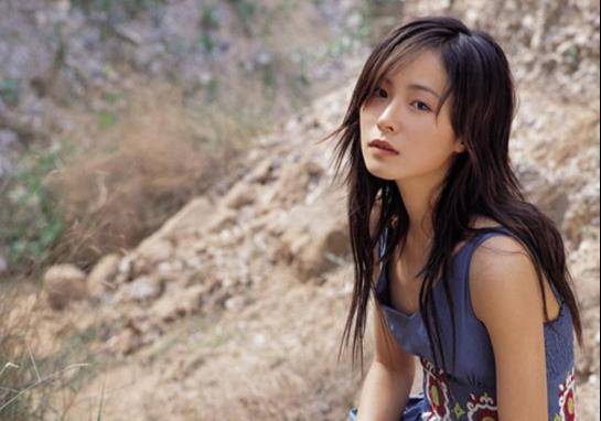 也是到现在都非常津津乐谈的一个事件,但是江一燕对这种事情和绯闻