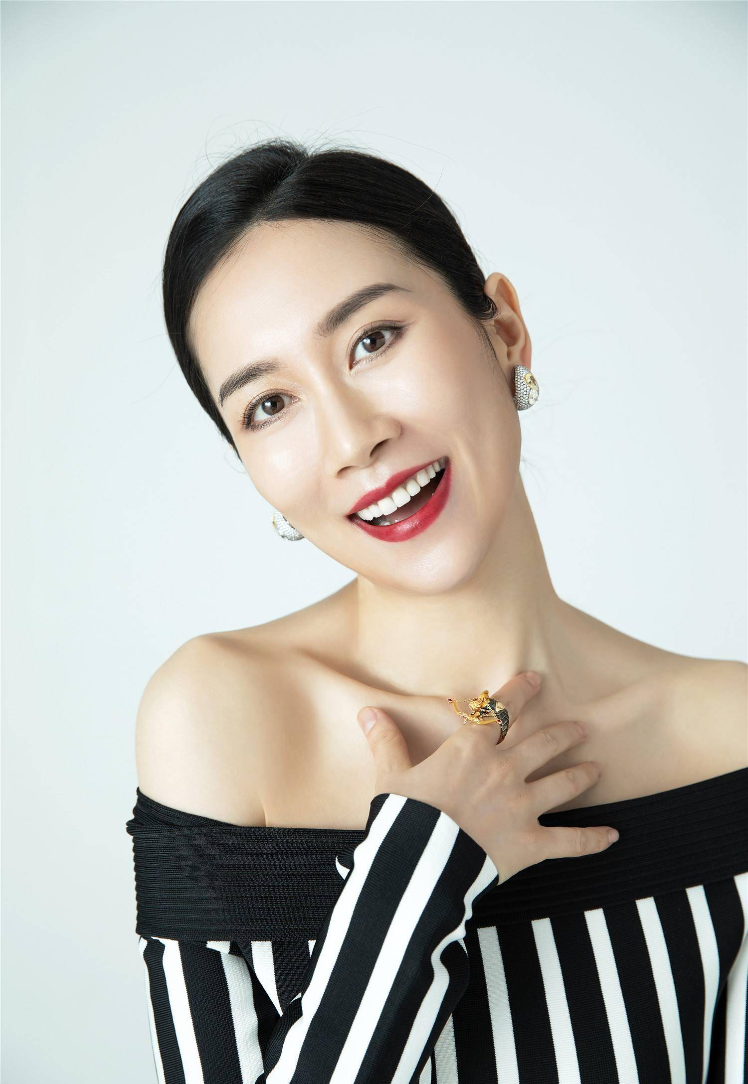 43岁温峥嵘出道20余年,独自守护,美好如初_电视剧_生活_演技