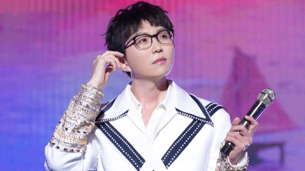 "我们表面上都没有孩子",毛不易接梗上热搜,被华晨宇粉丝狂怼_网友