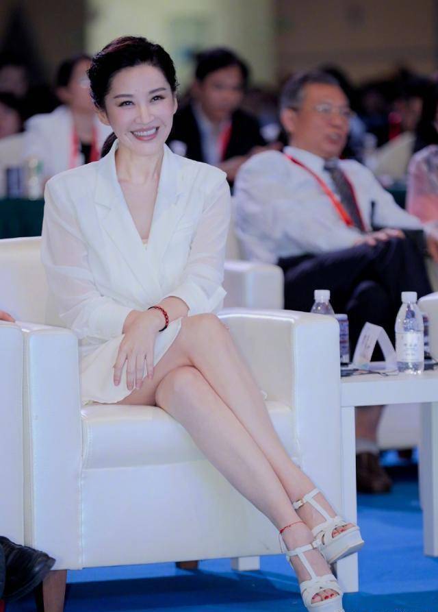 学学51岁许晴的穿搭,想不优雅都难_女性_身材_的设计