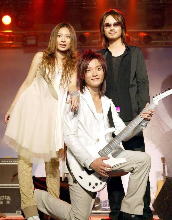 "办公室恋情"飞儿乐队:分手后,没了爱情,也没了乐队_飞儿乐团_詹雯婷