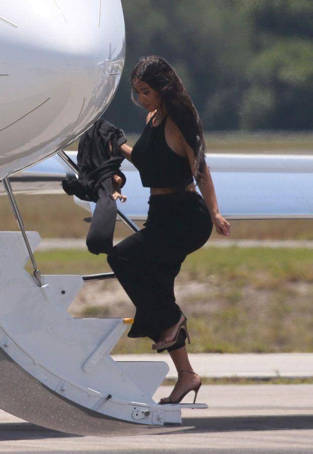 作为世界顶级的富婆,金·卡戴珊出行基本都靠自己的私人飞机,这是准备