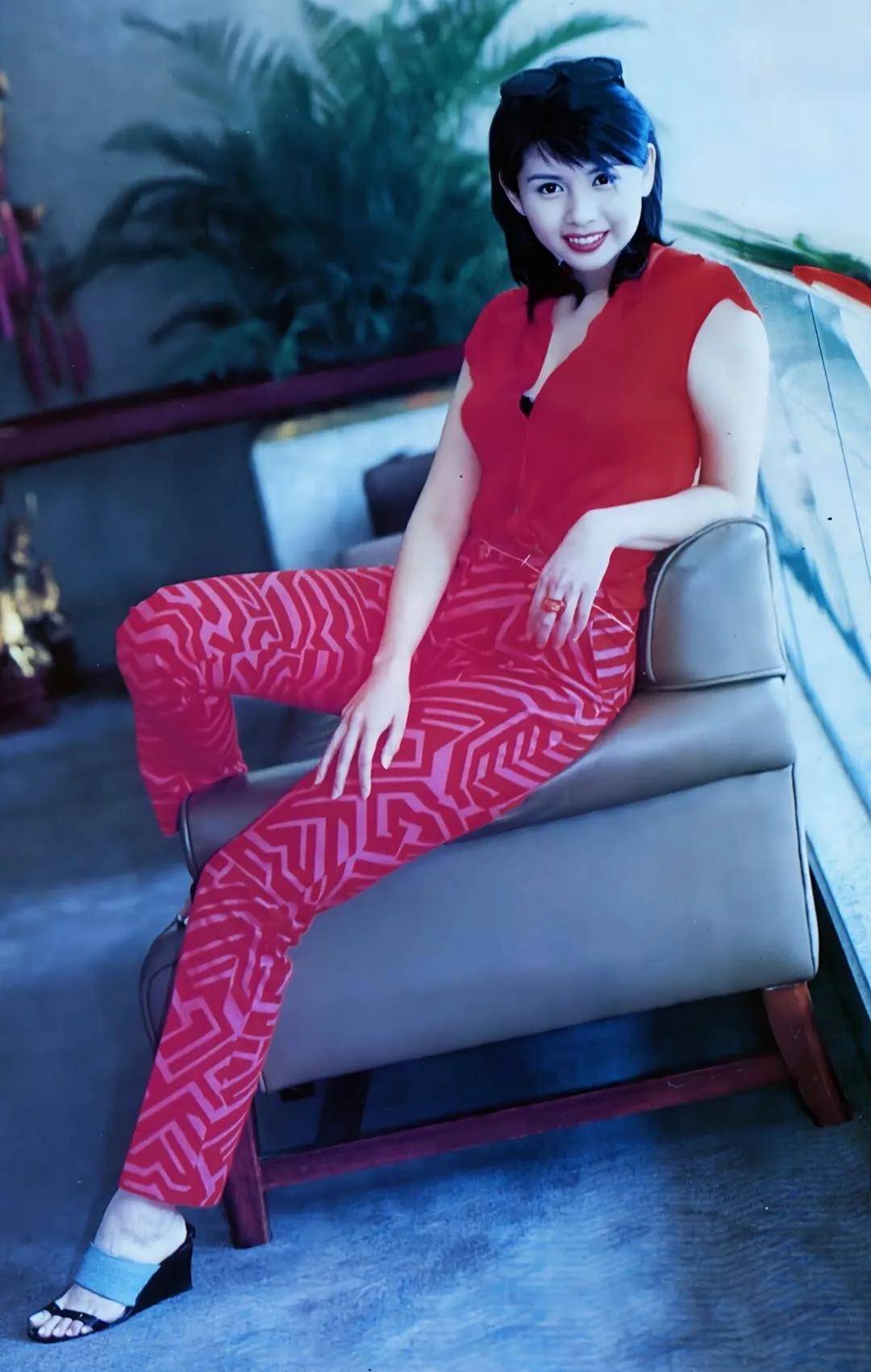 女神邱淑贞:嫁圈外富豪丈夫,婚后连生三女,如今女儿比她还漂亮_比赛