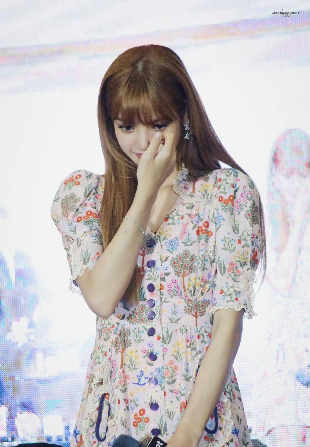 欣赏lisa的美貌,身穿白色针织上衣搭配高腰牛仔裤,baby有即视感_设计