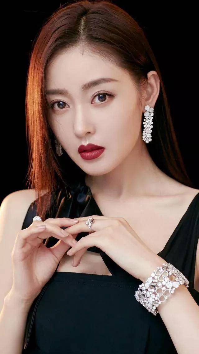 张天爱是中国优秀的年轻演员之一,以其出色的演技和多才多艺的表现而