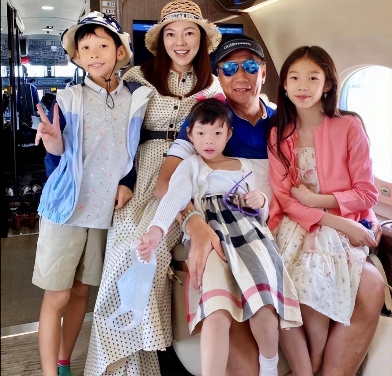 曾馨莹在国外度假,教小女儿打高尔夫,和郭台铭结婚14年感情甜蜜_豪门