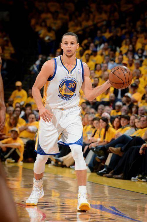 金州勇士对阵俄克拉荷马城雷霆队的比赛中,库里展现了他投篮技巧的