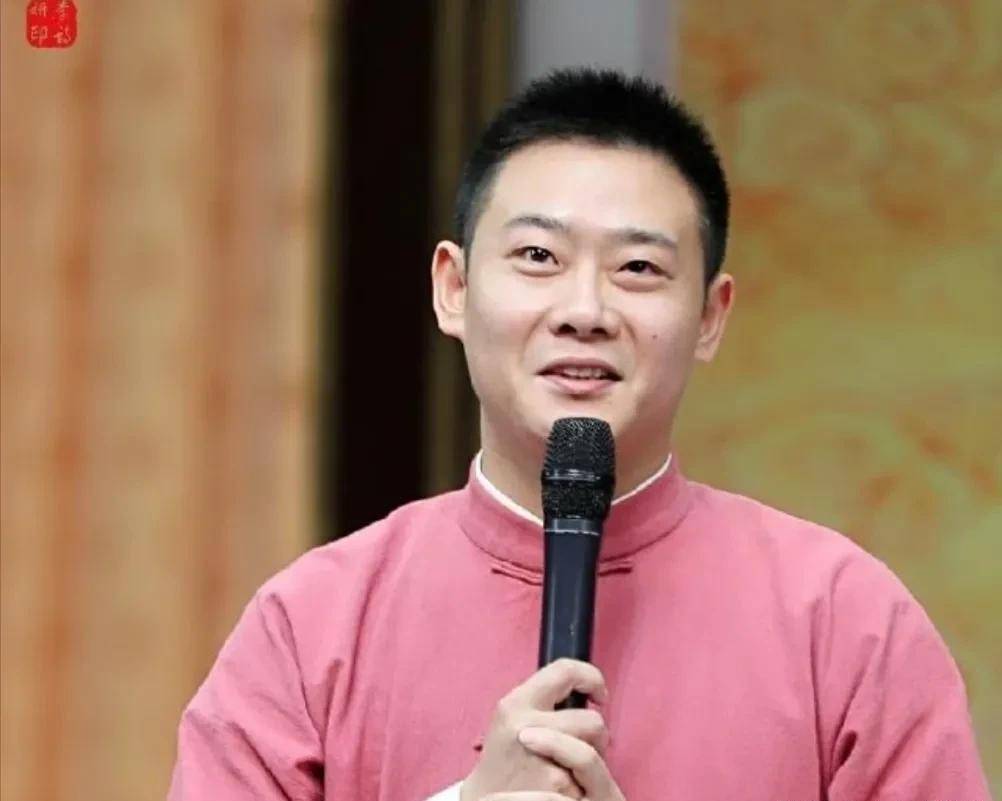 当德云社副总栾云平碰到小朋友,让众师弟害怕的严肃瞬间化为可爱_安迪