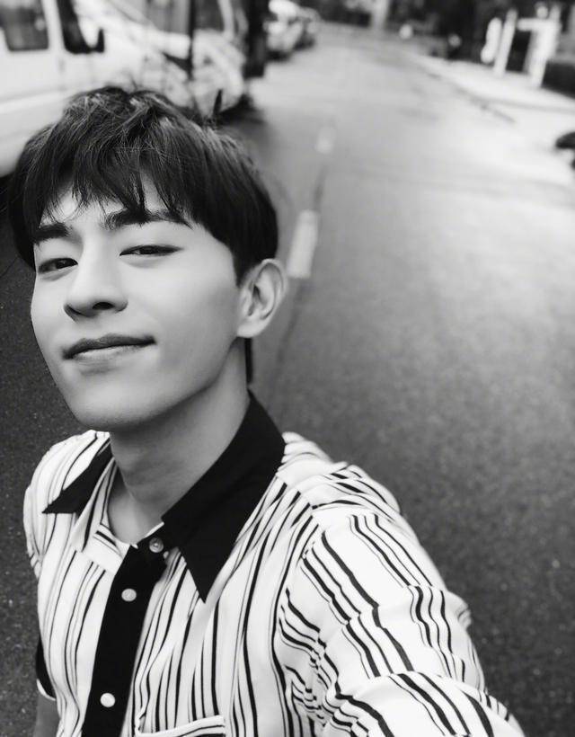 出道7年,从路人甲混成最当红小生,却因一段虐恋不敢恋爱_邓伦_金晨