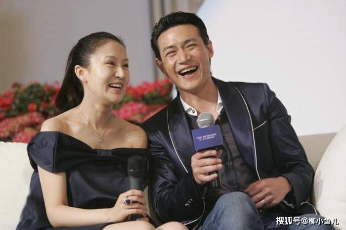 而郭京飞的妻子,也是一位女演员,而且还是鲍蕾的妹妹鲍莉