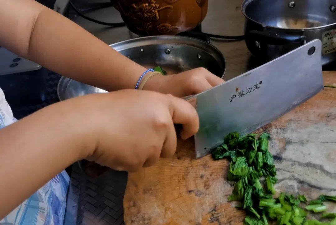 男子年纪轻轻猝死,丢下妻儿老小四口,妻子通宵打工养