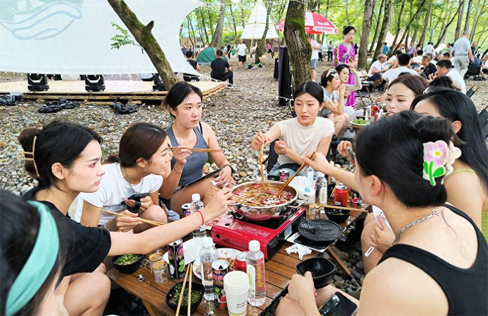 贵州道真凌霄河景区:漂流,露营迎接游客热潮 带动当地经济繁荣发展!