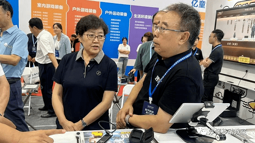 馆) 主任  张红星(中) ↑内蒙古教育装备行业协会 会长 王利生(左二)