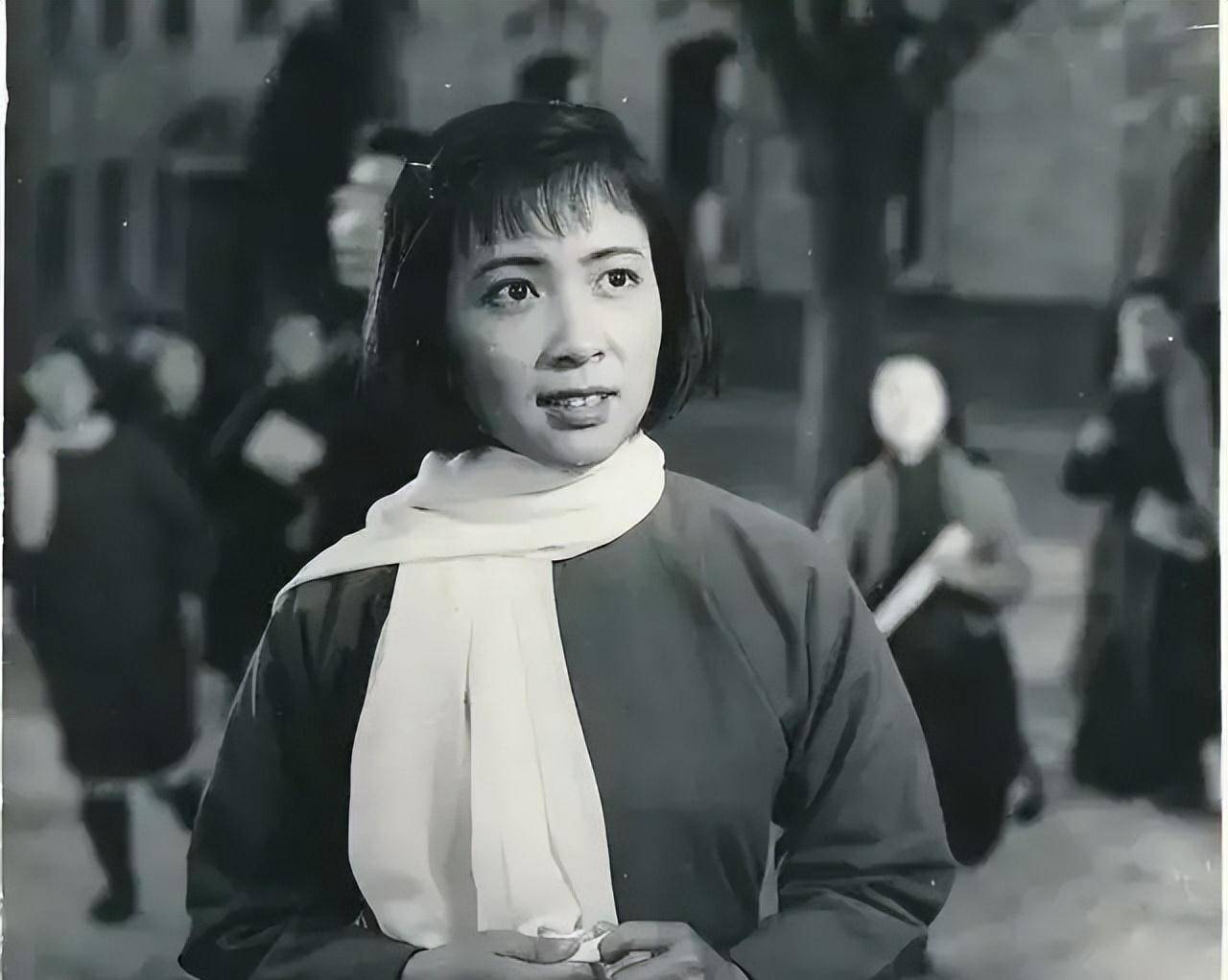 著名演员谢芳:和丈夫相守65年,如今三代同堂晚年幸福_父亲_因为_爱情