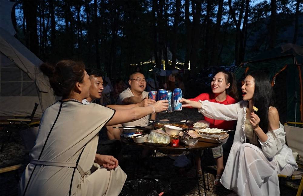 贵州道真凌霄河景区:漂流,露营迎接游客热潮 带动当地经济繁荣发展!