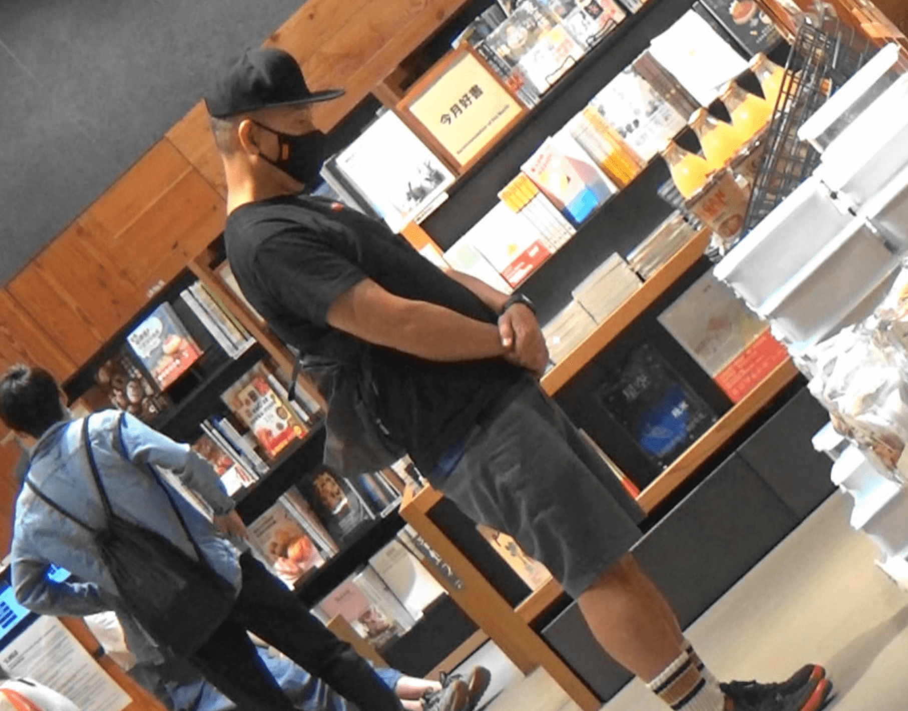 55岁林保怡与阳光型男用餐,当街自拍举止亲密,至今未婚感情成谜_朋友