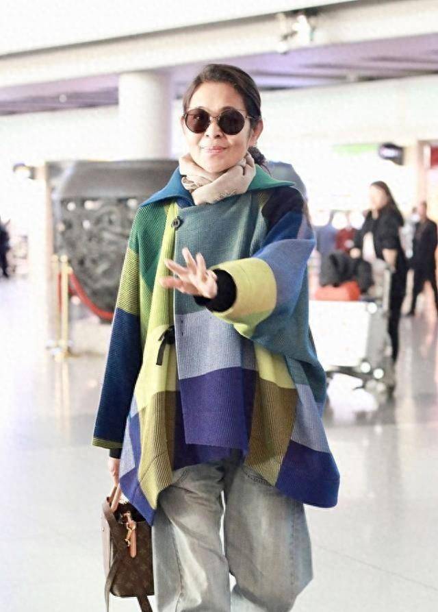 64岁穿蝙蝠衫配仔裤身姿挺拔,太有电视一姐范_颜色_优点_穿着