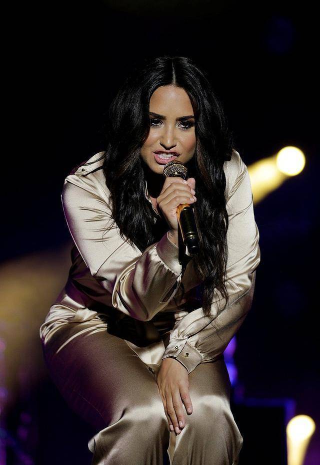 曾服药过量差点丧命,时隔两年终于复出,黛米洛瓦托亮相超级碗_格莱美