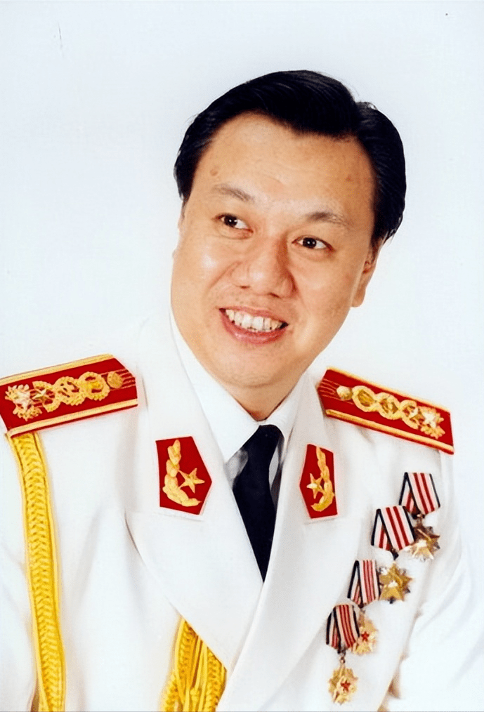 心结折磨下,刘斌开始失眠.李思理心疼丈夫,耐心与他沟通交流.