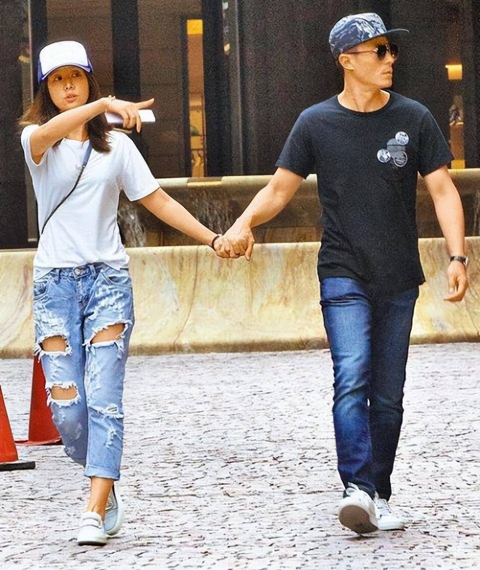 霍建华夫妇与好友合影,一个穿短裤留住青春,一个穿紧身裤超显胖