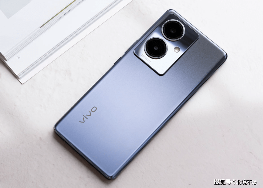 vivoy78 搭载了骁龙695芯片,6nm制程工艺,虽说性能不算顶级,但依旧