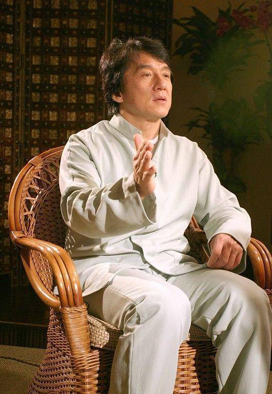成龙谈和李连杰拍戏,片场打了起来,把导演气到发飙_袁和平_招式_那就