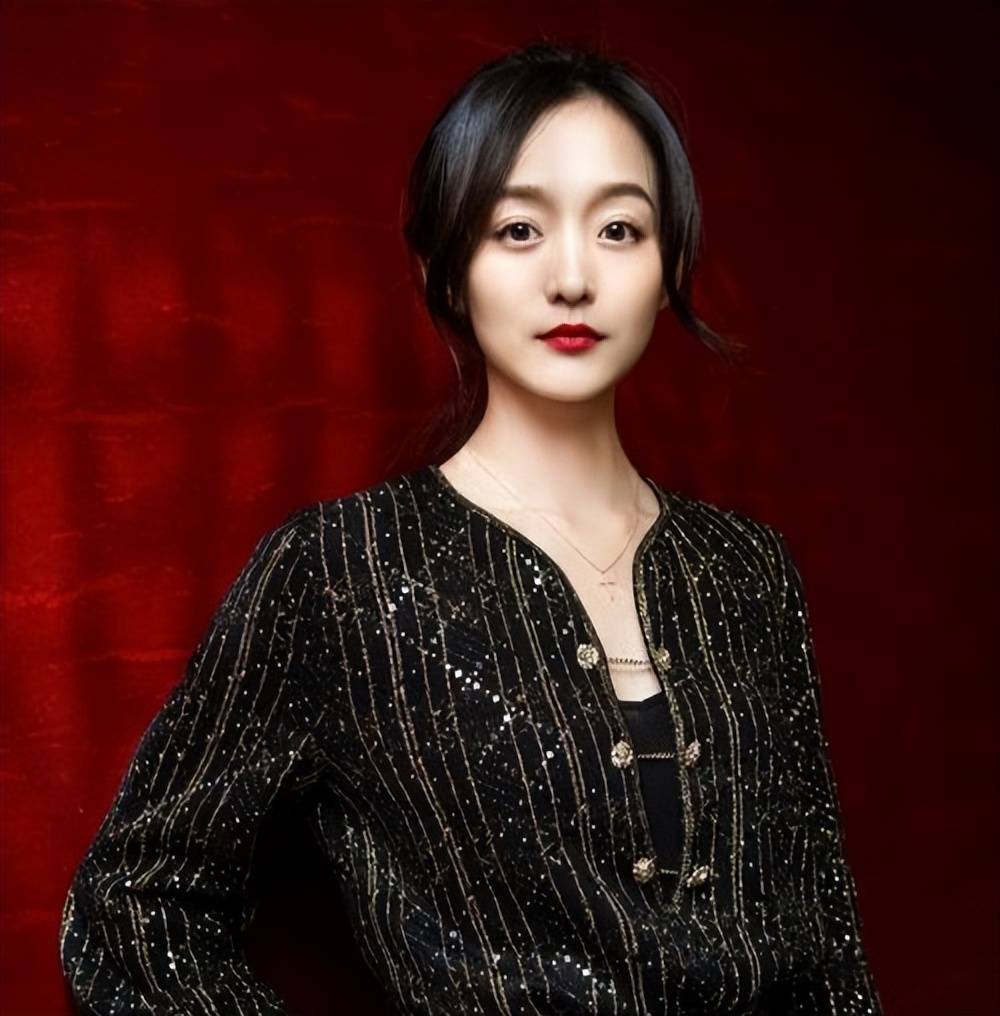 长相酷似周迅,却把演戏当副业,何泓姗的人生究竟有多神奇?