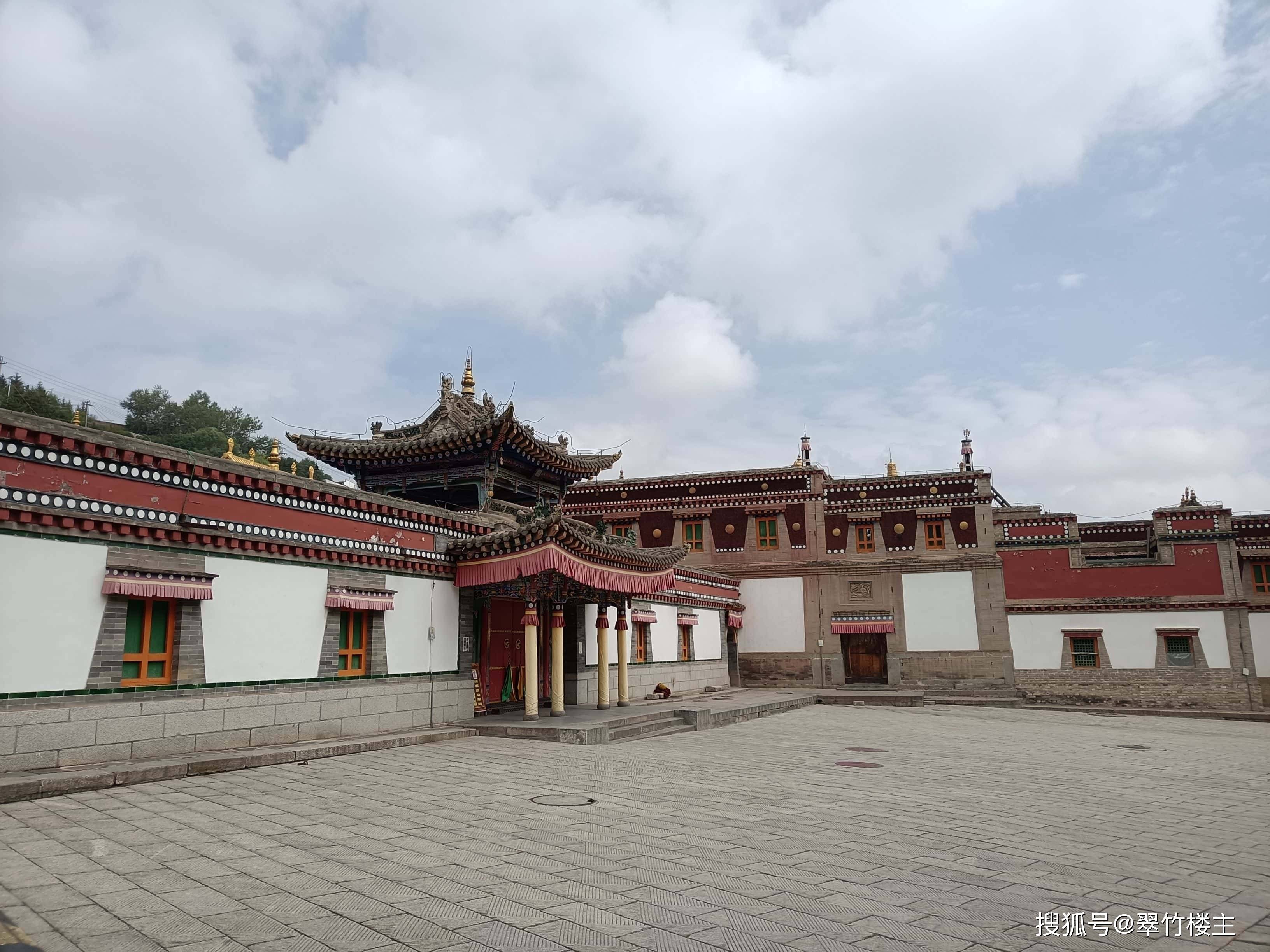 翠竹楼主原创诗第1334首:七律—西宁游记(一):塔尔寺_平仄_七彩_白塔