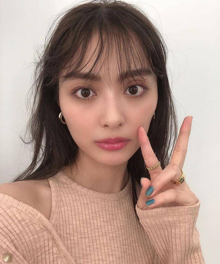 刚出道时,内田理央受到不少时尚杂志和品牌的赏识,并更让她担任代言.