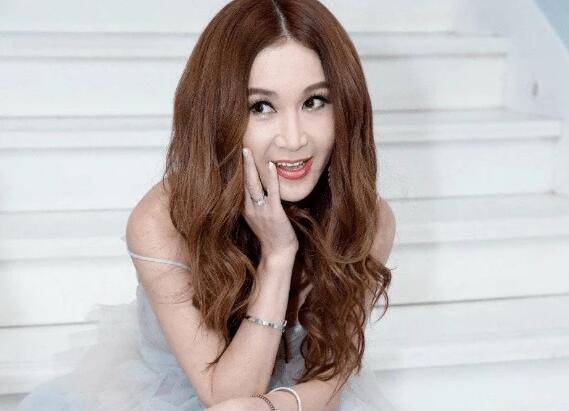 55岁温碧霞爬山穿吊带长裙小露香肩 脸如大妈依旧浓妆艳抹