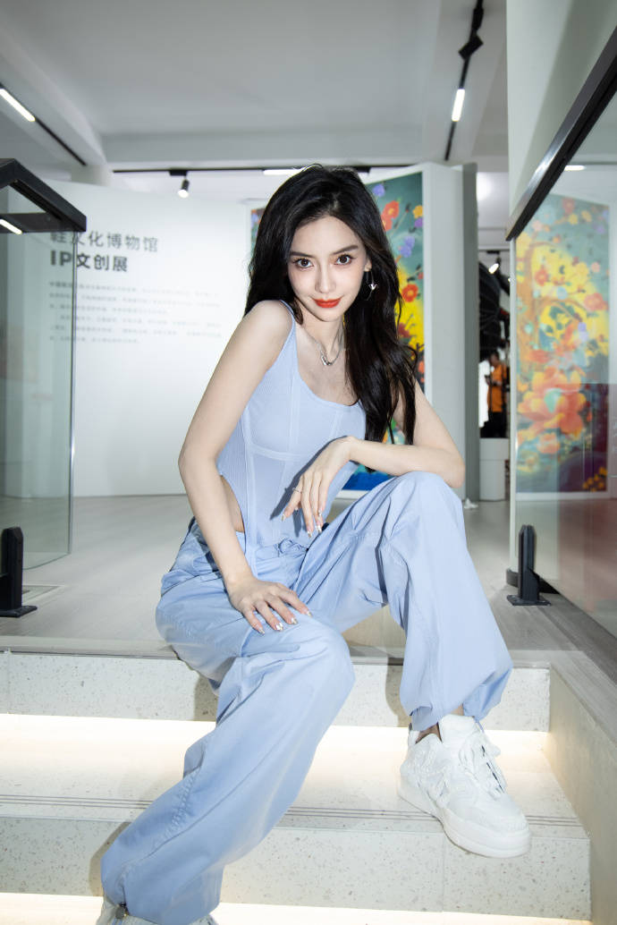 杨颖辣妹穿搭引发热议!蓝色吊带背心展现时尚魅力!_上身_休闲_潮流