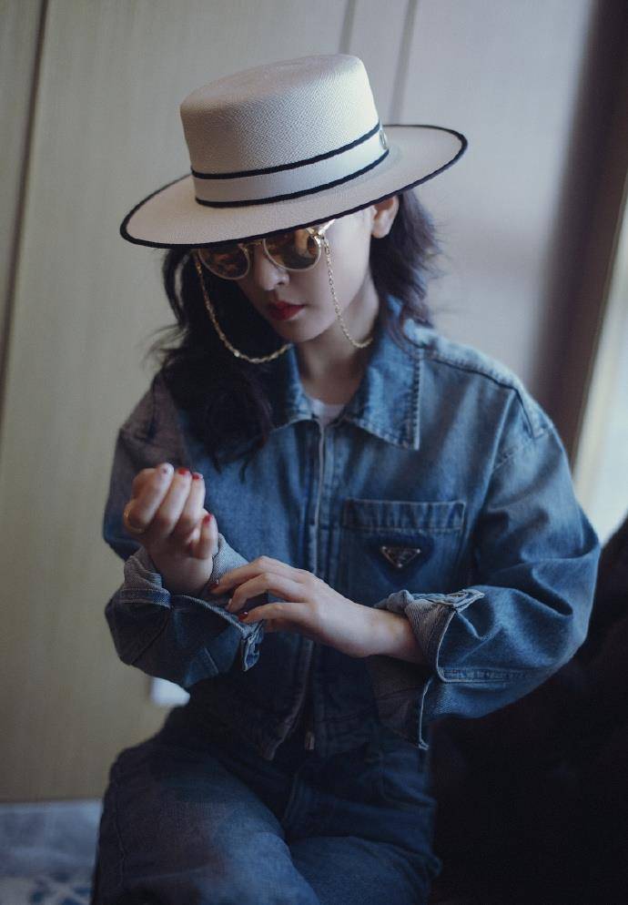 吴倩帽牛仔外套休闲洒脱的穿搭,火红唇女神范儿十足!