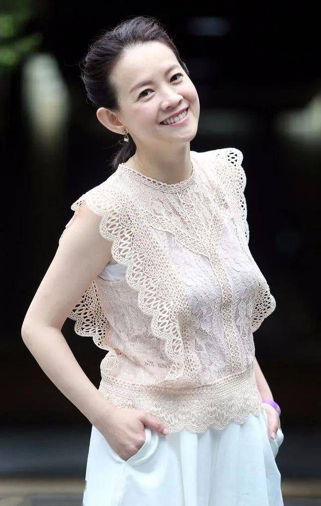 曾宝仪的脸型就是那种比较圆的,不是瓜子脸,但是也非常的漂亮.