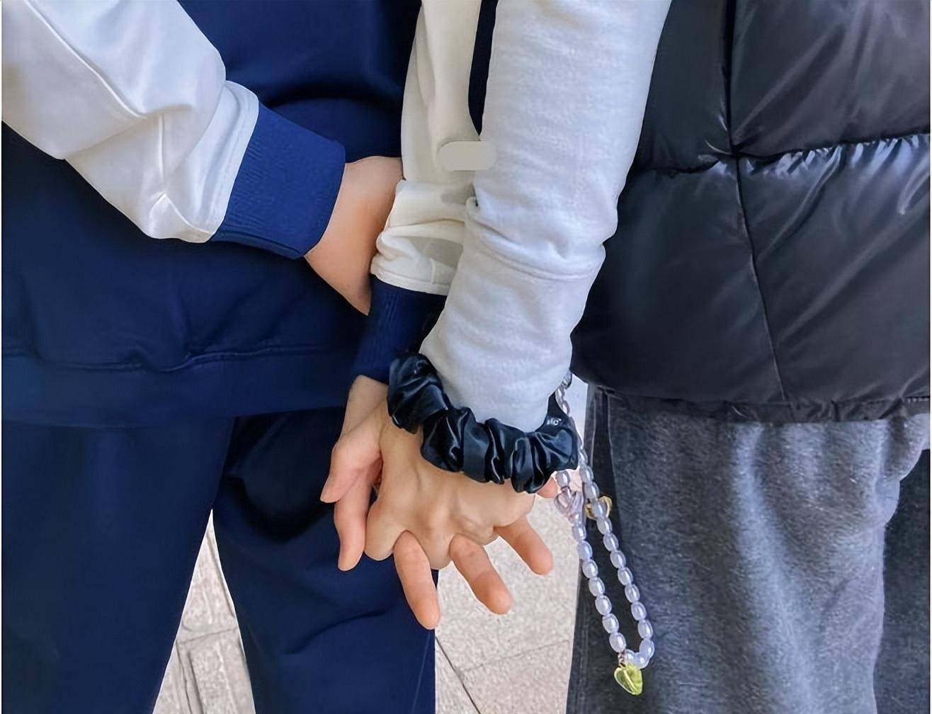 郭柯宇晒儿子背影照,和儿子十指紧扣,和章贺分手后租房养儿子_妈妈