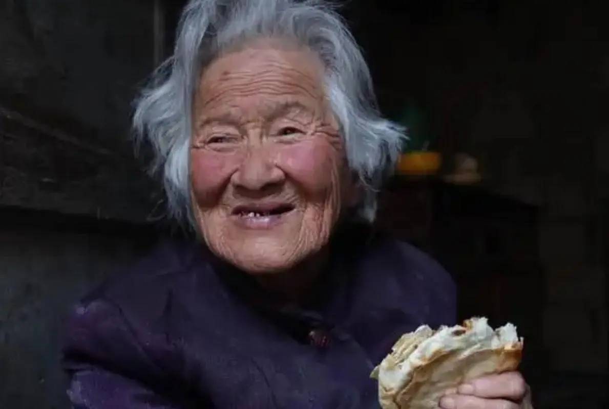 89岁陕西老人临终前拿着照片,揭示了她一生不愿登记户口的实情_王玉兰