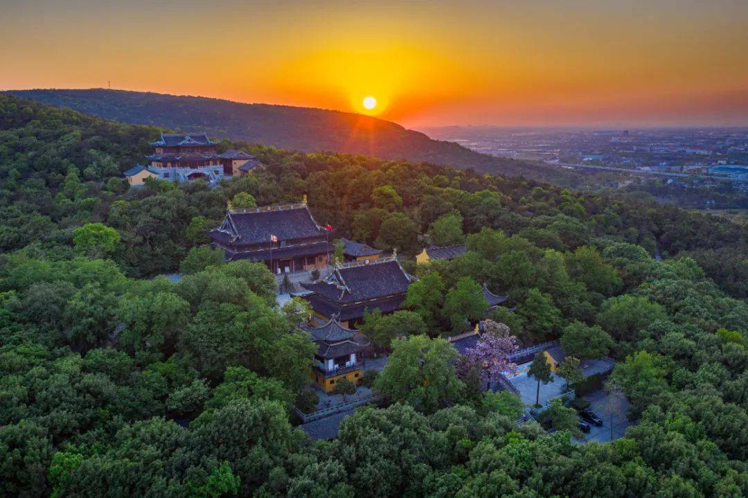 听兴福寺晚钟空静悠远,禅意绵绵傍晚观辛峰夕照,中午,在维摩山庄喝茶