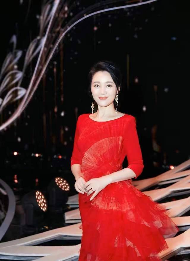 主持风格多变,低调结婚生三娃,今事业家庭很美满_周群_安徽_节目