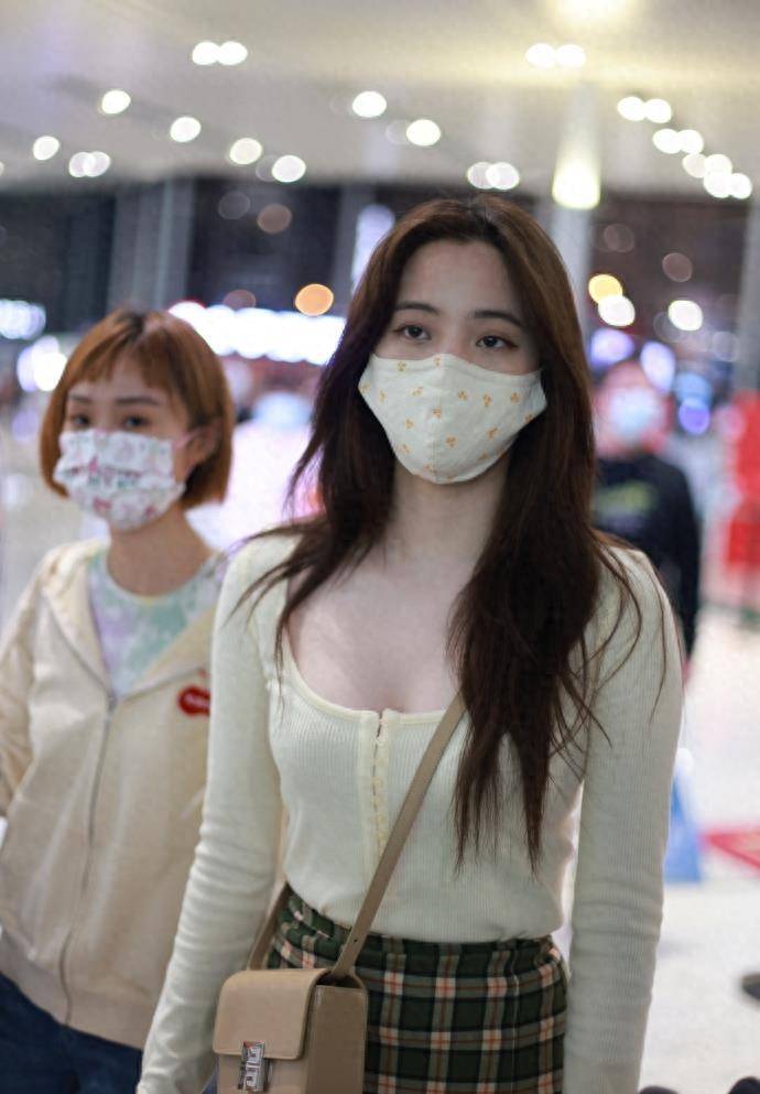 欧阳娜娜机场街拍:黄黄大胆_时尚_黄色_风格