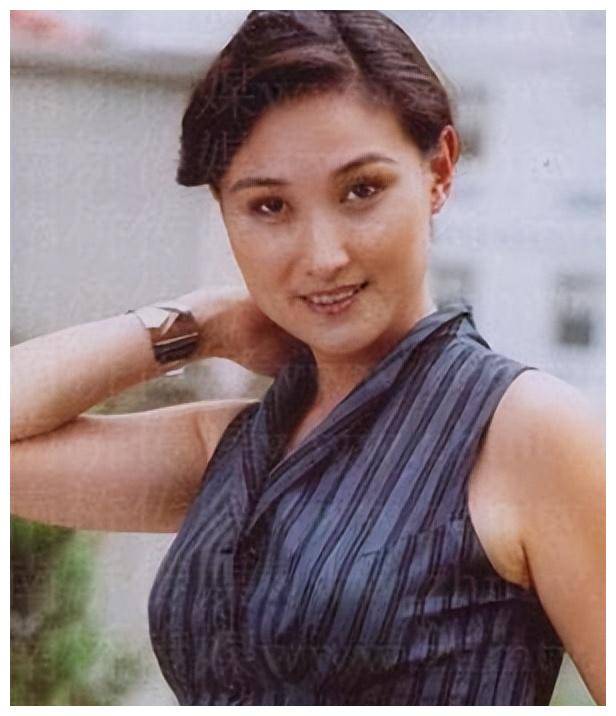 何德娴(许晓丹饰)何德娴是何修恒的孙女,在高中阶段就和黄怀林相恋