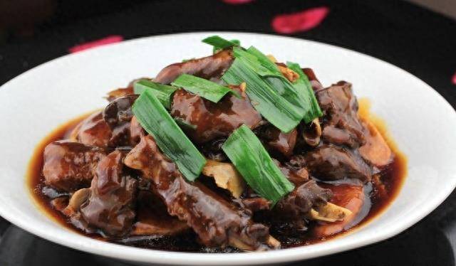 客家焖鹅是广东梅州一道名吃,鹅肉香味浓郁,软美入味 欢迎试试_美食