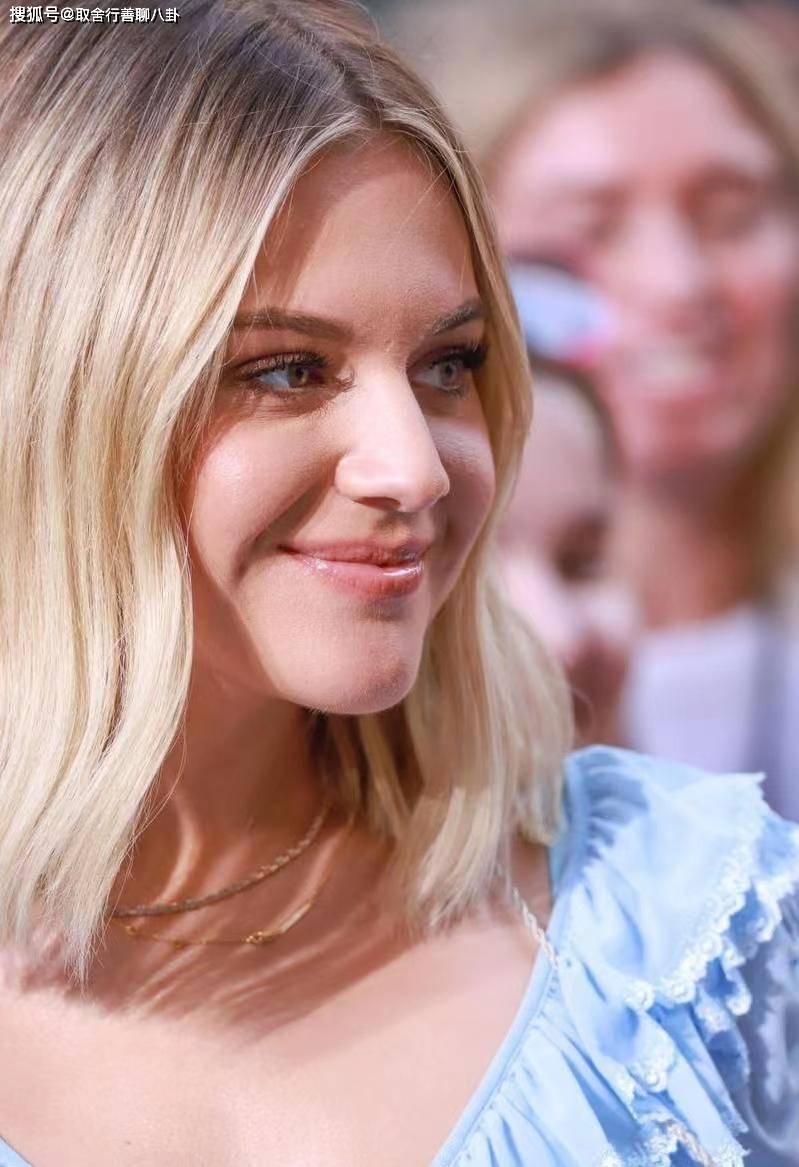 乡村女歌手凯尔西·芭莱莉妮穿蓝色透视衬衫,曲线凹凸,丰腴性感_照片