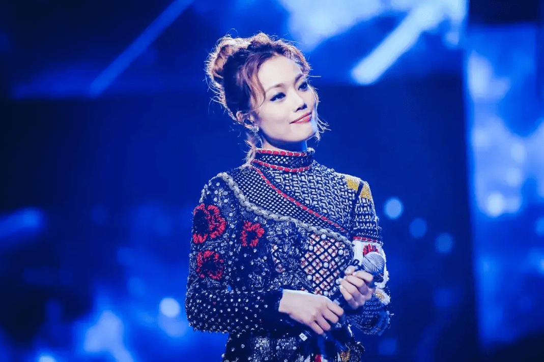 有一种友谊 叫"克不容缓"李克勤容祖儿深情对唱《刻不容缓》_合唱
