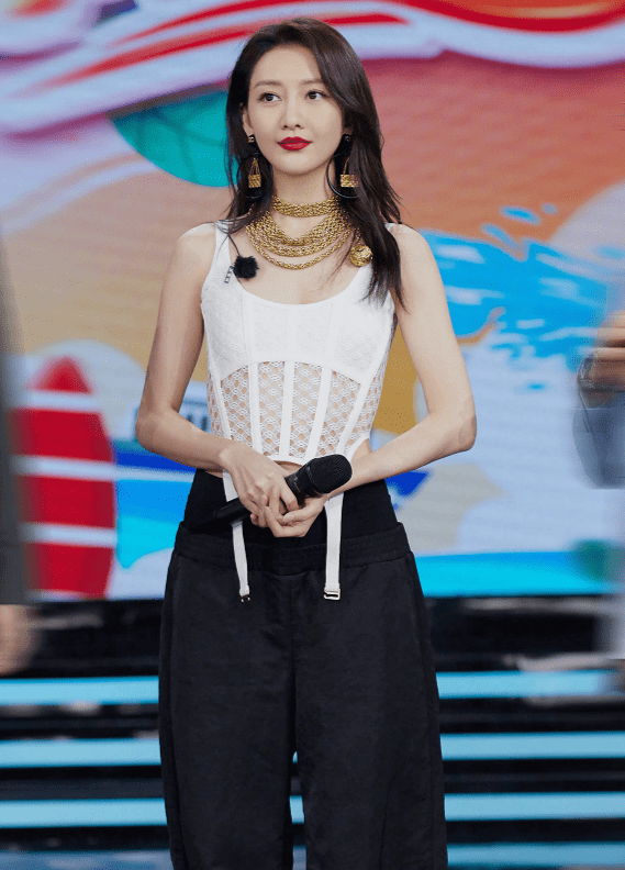 杨颖和王鸥隔空撞衫,穿周款不同颜色的小吊带造型,风格大不同_白色