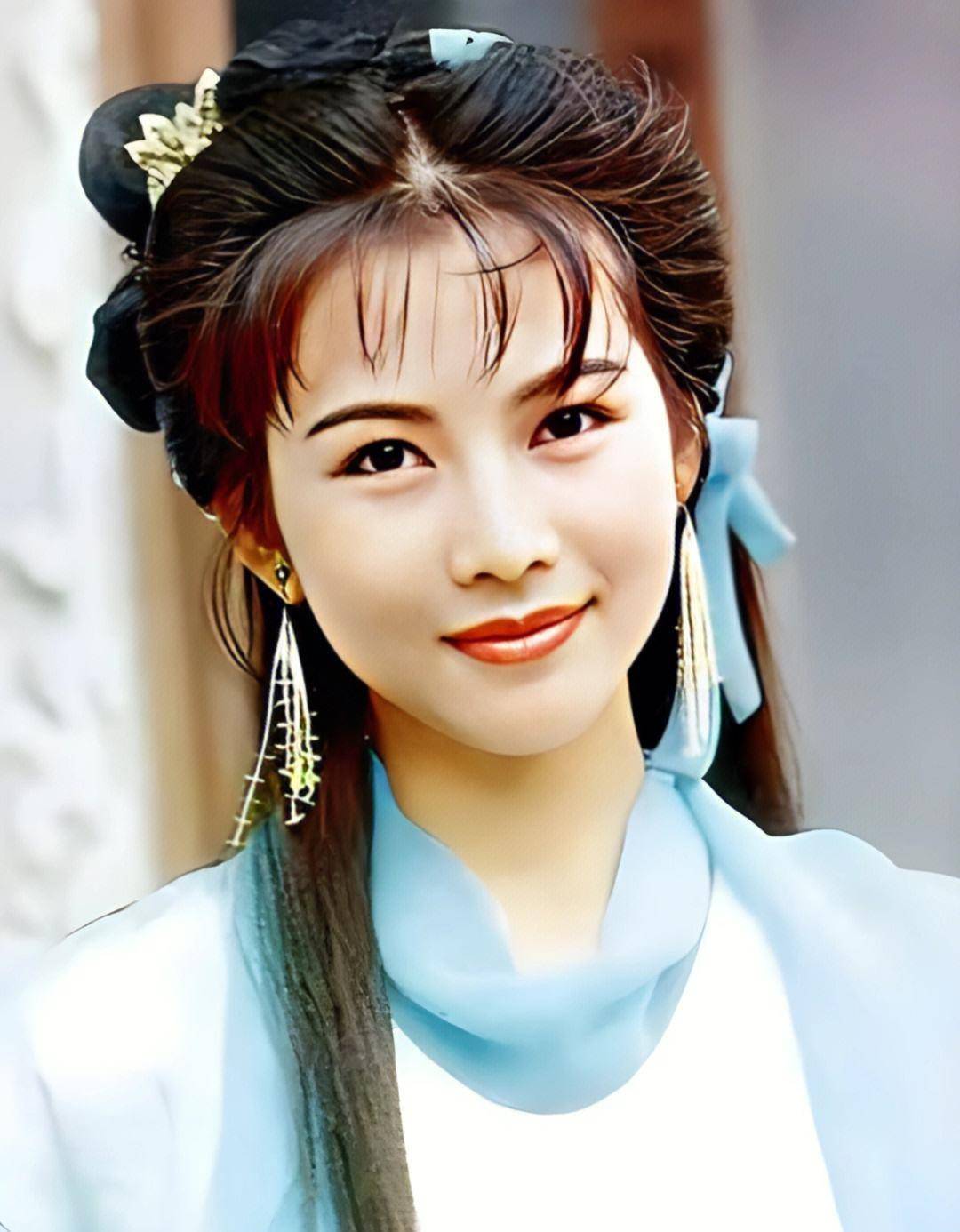 反倒是出生在香港的一个贫民窟,蔡少芬的父母除了她,还有一个年龄较长