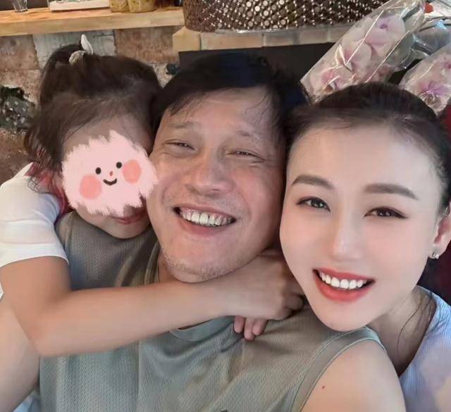 范志毅一家三口出游,妻子张梦瑾青春美艳引父女误认_女儿_身材_年龄