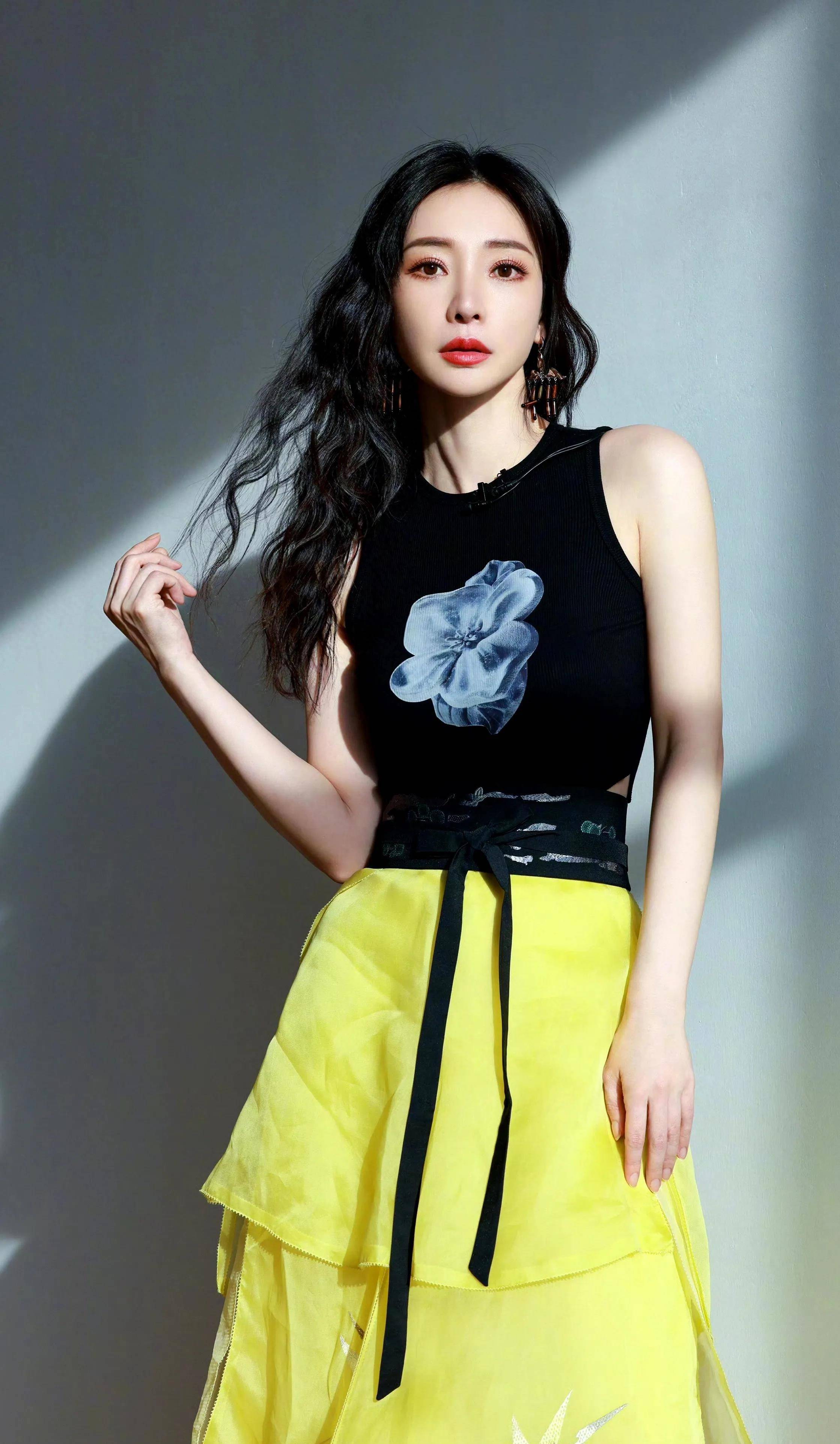 柳岩230805精致图集精致魅力_活动_女性_风格