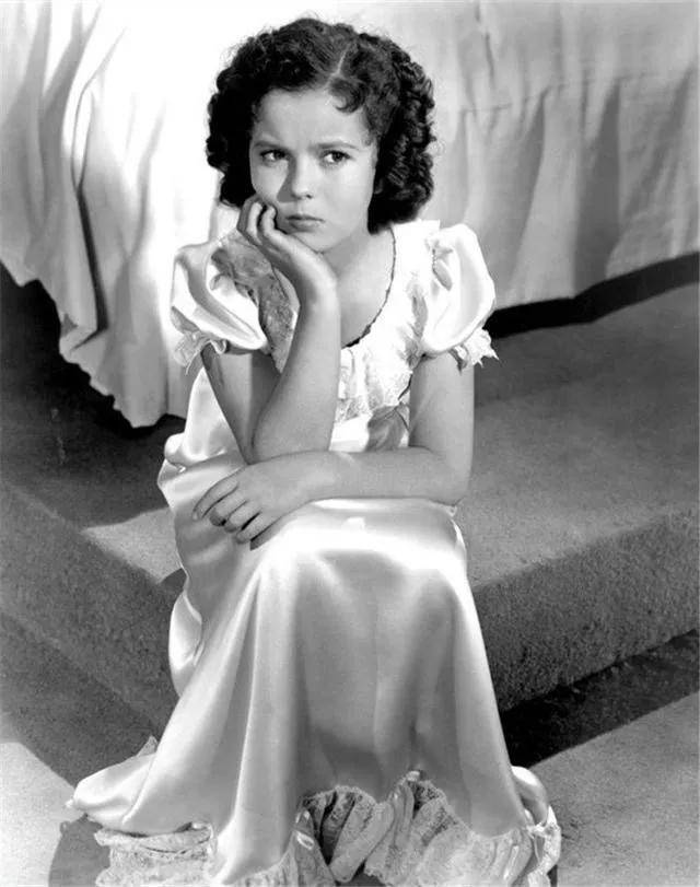 秀兰·邓波儿:3岁出道7岁成影后12岁过气,长大依然漂亮却没戏拍