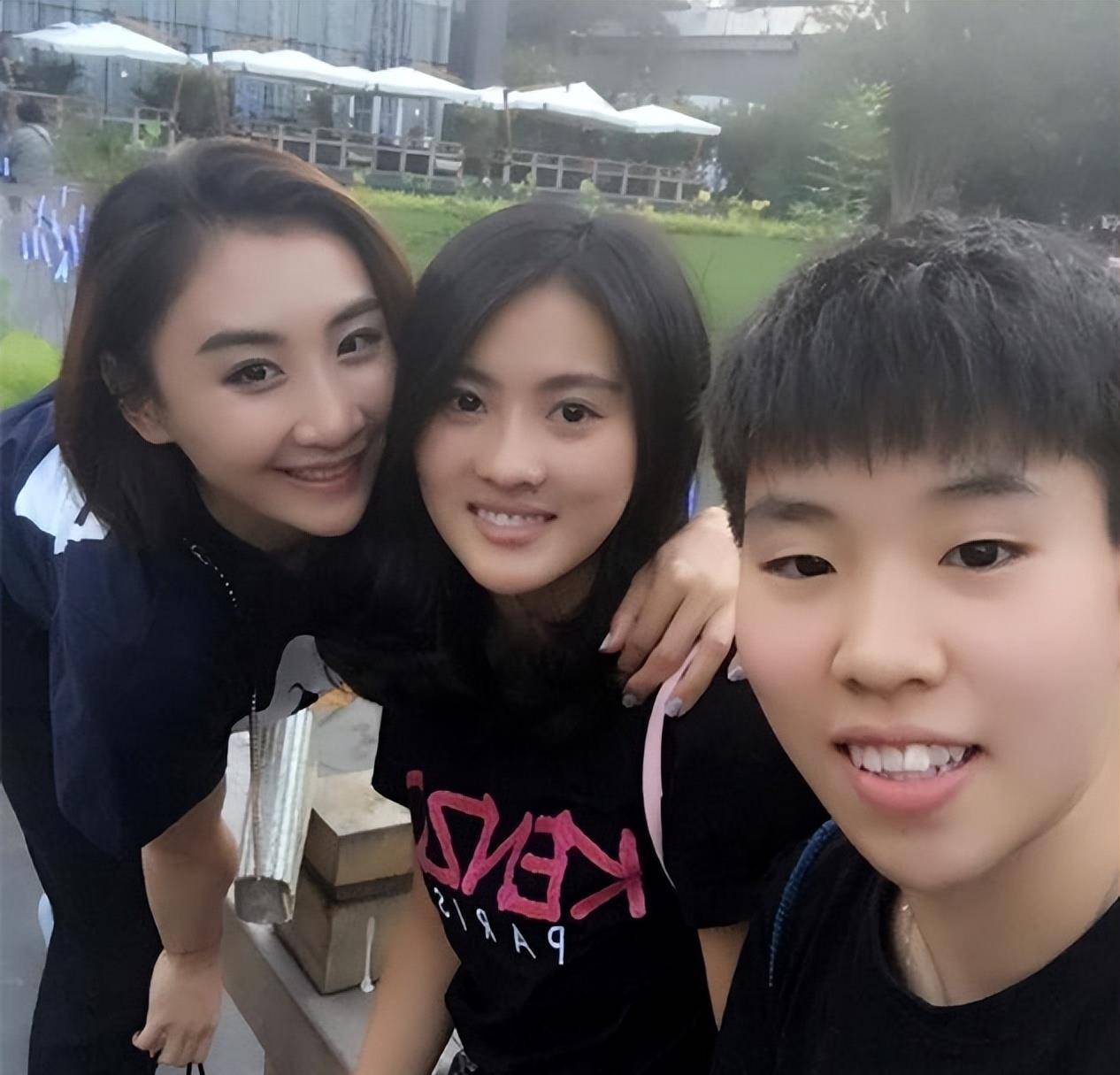 曾拿下22个世界冠军,三岁时被父母分手,陈若琳成名后父母求原谅_跳水